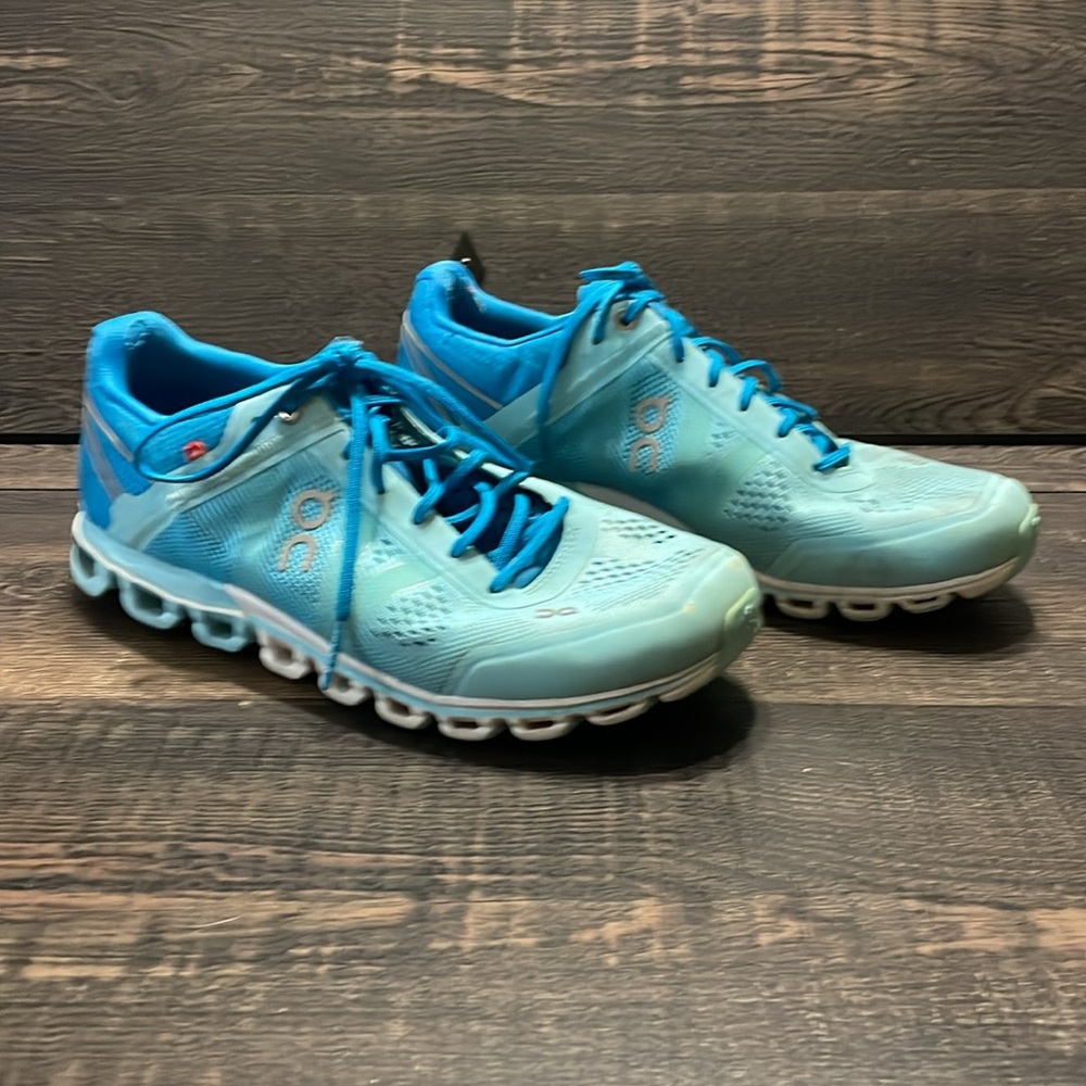 GUC ON CLOUD RUNNING SHOES 7.5 - Picture 2 of 10